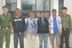 Công an xã giúp đỡ cụ ông đi lạc