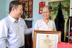 Trưởng Ban Tuyên giáo và Dân vận Thành ủy TPHCM thăm, chúc thọ nữ thương binh tròn 90 tuổi