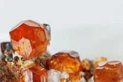 Khoáng vật màu lửa 'phát sáng từ bên trong' khiến giới sưu tầm phát cuồng
