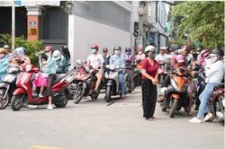 Tản mạn: Mẹ và cánh cổng trường thi