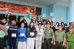 Tiếp sức học sinh đặc khu Kiên Hải vượt biển vào đất liền thi tốt nghiệp THPT