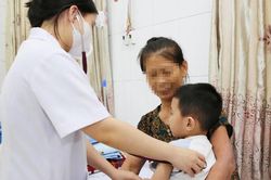 Khói thuốc trong nhà làm tăng nguy cơ viêm phổi, hen tái phát ở trẻ