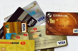 Thẻ tín dụng giữ trong ví, vẫn có thể bị rút sạch tiền