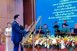 Thủ tướng Thái Lan chơi đàn T'rưng cùng các nghệ sĩ Việt Nam