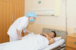 Báo động đỏ cứu người đàn ông Hà Nội bị xe tải lùi qua người khi đang ở nhà