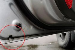 Tác dụng ít người biết của những lỗ nhỏ tưởng như 'vô hại' trên mép cửa ô tô
