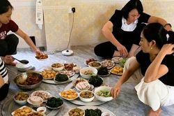 Vị phụ huynh làm mâm cơm 7 món, mời thí sinh thi tốt nghiệp THPT ăn nghỉ tại nhà