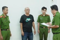 Vụ khiêng quan tài có người sống bên trong diễu hành: Danh tính chủ bữa tiệc gây xôn xao