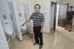 Tài xế ném hơn 0,5kg vàng vào nhà vệ sinh khi bị kiểm tra ở cửa khẩu