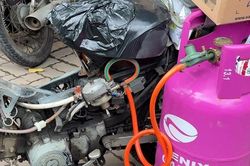 Chủ cửa hàng gas độ chế 2 xe máy chạy bằng gas để giao hàng