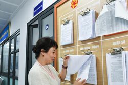 Bộ Chính trị: Khuyến khích cơ chế khoán biên chế gắn với khoán quỹ lương