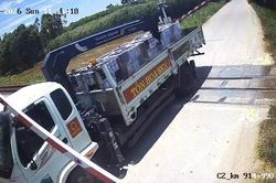 Danh tính tài xế ô tô vượt ẩu làm gãy gác chắn tàu hỏa rồi bỏ chạy