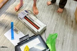 Khám nhà hai thanh niên ở Hà Nội, phát hiện nhiều dụng cụ nghi làm tiền giả