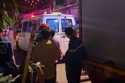 Lên lầu tìm cha sau giờ học, nam sinh bàng hoàng phát hiện sự việc đau lòng