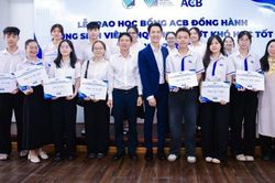 100 suất học bổng tiếp sức sinh viên vượt khó đến giảng đường