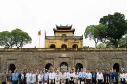 Đại biểu Hội nghị Lãnh đạo các thành phố ASEAN tham quan các di sản của Hà Nội