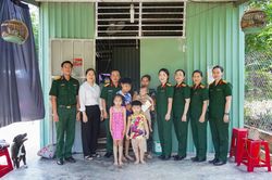 Bộ Tư lệnh TP Hồ Chí Minh thăm con quân nhân mắc bệnh hiểm nghèo