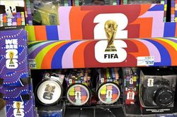 World Cup 2026: Khi màu cờ sắc áo được bán trên vỉa hè