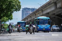 50 phút chạy xe giữa nắng gắt gần 40 độ ở Hà Nội, người đàn ông bị bỏng rát da
