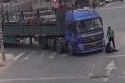 Cụ bà 68 tuổi bị cuốn vào gầm xe tải rồi tự bò ra ngoài trong sự kinh ngạc của mọi người