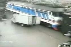 Vượt đường ray khi đèn đỏ cảnh báo, 2 ô tô bị tàu hỏa tông nát