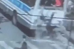 2 hành khách bị hất văng khỏi xe buýt đang chạy sau cú xóc mạnh
