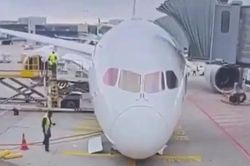 Clip Boeing 787 bất ngờ sập càng đáp tại sân bay, nhiều người bị thương