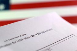 Tòa liên bang 'tuýt còi' kế hoạch thu 100.000 USD cho mỗi visa lao động của ông Trump
