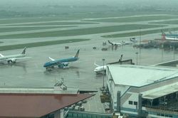 Drone và diều làm ảnh hàng chục chuyến bay