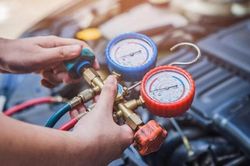 Sửa điều hòa ô tô: Chọn chính hãng hay gara ngoài?