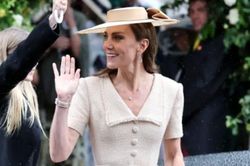 Vương phi Kate Middleton tỏa sáng với vòng ngọc trai tại đám cưới hoàng gia