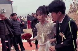 Đang bước vào lễ cưới, chú rể bất ngờ có hành động với cô dâu khiến khách mời xôn xao