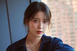IU lộ diện với nụ cười rạng rỡ giữa lúc vướng ồn ào
