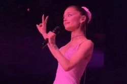Ariana Grande gây sốt khi 'cà khịa' cuộc hôn nhân đổ vỡ ngay trên sân khấu
