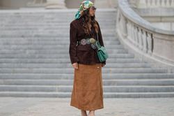 Công thức mix chân váy midi và giày chuẩn phong cách mùa hè