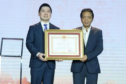 CLB bóng đá Hà Nội vinh dự đón nhận Huân chương Lao động hạng Nhì