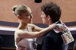Khán giả phản ứng trước tin Ariana Grande và Ethan Slater chia tay sau 3 năm hẹn hò
