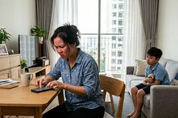 'Bóc phốt' hậu ly hôn: Người vợ ôm hận, đứa trẻ 'trúng thương'