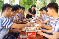 Ấm lòng bữa cơm bên những ngôi nhà nghĩa tình