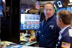 S&P 500 và Nasdaq hồi phục khi nhà đầu tư bắt đáy cổ phiếu chip, giá dầu đi lên