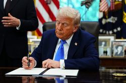 Tòa án bác bỏ quy định thu phí thị thực H-1B 100.000 USD của Tổng thống Trump
