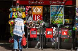 Kinh tế eurozone suy giảm, ECB đứng trước lựa chọn khó khăn về lãi suất