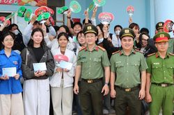 Công an tỉnh An Giang đón 157 học sinh đặc khu Kiên Hải vào đất liền thi tốt nghiệp trung học phổ thông năm 2026