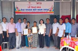 Xã Long Kiến bàn giao 5 căn nhà Đại đoàn kết và tổ chức phiên chợ 0 đồng