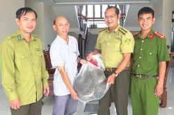 Bàn giao cá thể trăn đất nặng 20kg cho Chi cục Kiểm lâm tỉnh An Giang