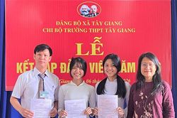 Hai học sinh người Cơ Tu được kết nạp Đảng trước kỳ thi tốt nghiệp THPT 2026