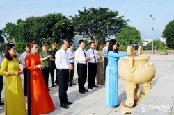 Lãnh đạo phường Bình Phước dâng hương nhân kỷ niệm 61 năm Ngày Chiến thắng Đồng Xoài