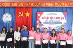 Xã Ia Ko trao 29 suất quà cho học sinh có hoàn cảnh khó khăn