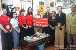 Trao kinh phí hỗ trợ cho 2 gia đình nạn nhân chất độc da cam/dioxin