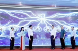 Ph&oacute; B&iacute; thư Thường trực Tỉnh ủy, Chủ tịch HĐND tỉnh Ho&agrave;ng Giang dự lễ ra mắt 'Th&ocirc;n số' tại Y&ecirc;n B&igrave;nh